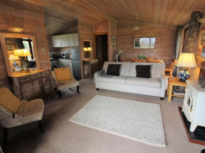 Charming Cottage in Romney Marsh Britain with Wooden Deck